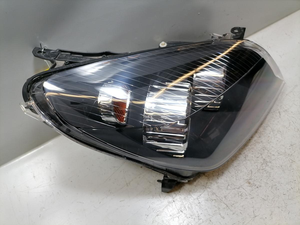 Opel Astra H Scheinwerfer vorn rechts Halogen Schwarzer Hintergrund Bj.2006